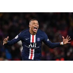 Kylian Mbappé réclame ses salaires impayés au Paris Saint-Germain par voie judiciaire.